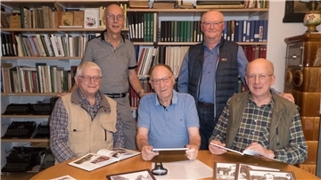 Stolz aufs Gemeinschaftswerk: das Neuenwalder "Verlegerteam" (von links) Waldo Schüschke, Dieter Oldenbüttel, Willi Morick, Klaus Schriever und Manfred Lammers.