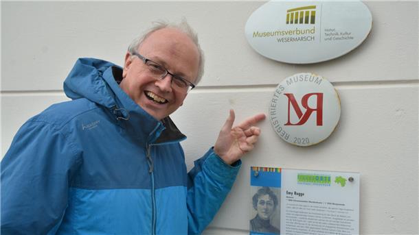 Stolz ist Timothy Saunders auf das Museumsgütesiegel des Museumsverbandes für Niedersachsen und Bremen.