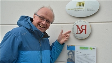 Stolz ist Timothy Saunders auf das Museumsgütesiegel des Museumsverbandes für Niedersachsen und Bremen.