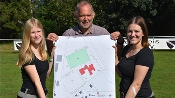 Das Foto zeigt die angehenden Vermessungstechnikerinnen Marlena Gerdes (links) und Maira Müller zusammen mit  Markus Bohling, dem der Leiter des Katasteramts Osterholz-Scharmbeck.