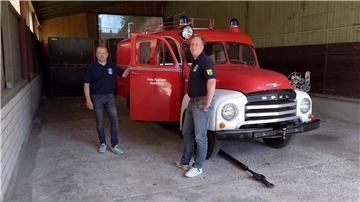 Zwei Männer, ein Feuerwehrauto