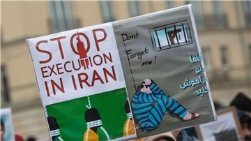 „Stoppt die Hinrichtung in Iran“: Protestaktion gegen das Iran-Regime auf dem Pariser Platz in Berlin.