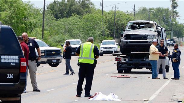 Auto fährt in Menschengruppe in den USA - acht Tote Strafverfolgungsbehörden untersuchen den Ttaort, nachdem der Fahrer eines Range Rover in eine Gruppe von Migranten gefahren ist.