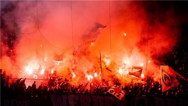 Anwalt gegen Strafverschärfung: „Noch nie etwas bewirkt“ Strafverschärfungen halten laut Rechtsanwalt Lau Fans nicht vom Einsatz von Pyrotechnik ab.