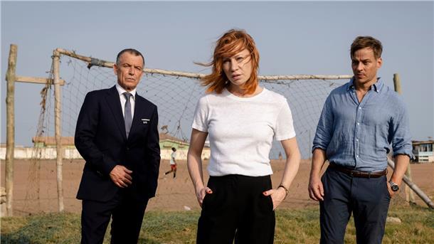 Fußball-Thrillerserie „Das Netz“ im Ersten Strafverteidigerin Lea Brandstätter (Birgit Minichmayr) zwischen Jean Leco (Raymond Thiry) und Richard Felgenbauer (Tom Wlaschiha) in einer Szene aus „Das Netz“.