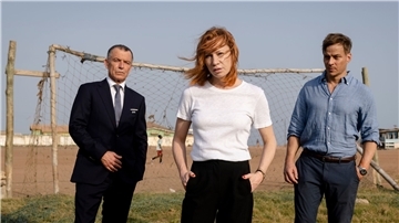 Strafverteidigerin Lea Brandstätter (Birgit Minichmayr) zwischen Jean Leco (Raymond Thiry) und Richard Felgenbauer (Tom Wlaschiha) in einer Szene aus „Das Netz“.