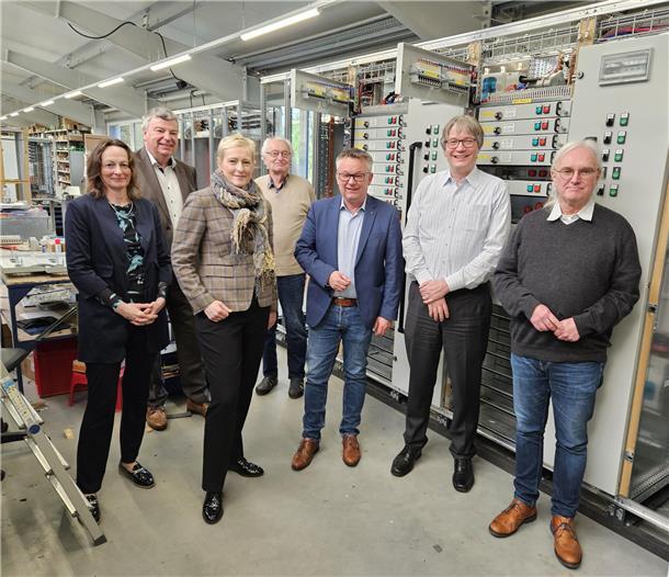 Hagener Unternehmen geht für renommierten Preis ins Rennen Strahlende Gesichter bei der Betriebsbesichtigung (von links): Kerstin Heins (Wirtschaftsförderung Landkreis Cuxhaven), Christoph Lübken (Geschäftsführer Sitte Schaltanlagen), Katja Link (Leiterin der Wirtschaftsförderung), Firmengründer Herbert Sitte, Bürgermeister Andreas Wittenberg, Geschäftsführer Dr. Bernd Sitte und Markus Blenkers (Wirtschaftsförderung Landkreis Cuxhaven).