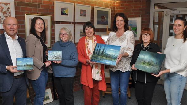 Strahlende Gesichter bei der Bilderübergabe: Bürgermeister Michael Hannebacher (von links), Marina Imbusch, Anke Grün, Hella Langguth, Martina Klingner, Renate Wiehnbröker und Theresa Borgardt.