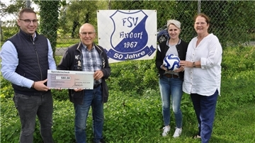 Strahlende Gesichter beim FSV-Vorsitzenden Walter Hashagen (Zweiter von links) und der Findorfer Ortsvorsteherin Sylvia Kück. Sie freuen sich über die Spende, die von Jannis Düls (links) und Hiltrud Wisbar-Gnewuch übergeben wurde.