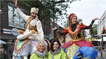 Ladenhütermarkt, Stadtrummel und Sonntagsshopping in Bremervörde Strahlende Gesichter beim Team vom Bremervörder City- und Stadtmarketing Bremervörde. Für eine abschließende Bewertung des neuen Konzeptes sei es zwar noch zu früh, sagte Bärbel Hensel (Zweite von rechts) zur BZ. „Doch geht es auf alle Fälle schon mal in die richtige Richtung", betonte die Citymanagerin mit Blick auf die Neuausrichtung von Ladenhütermarkt und Sonntagsshopping in Kombination mit dem neuen Stadtrummel.