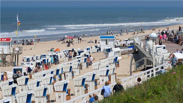 Übernachtungszahlen im Deutschland-Tourismus gesunken Strandkörbe am Strand von Westerland: Bei Übernachtungen von Reisenden aus dem Inland gab es im April ein deutliches Minus, bei ausländischen Gästen dagegen ein leichtes Plus.