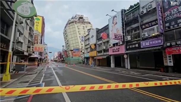Straßen in Hualien sind abgesperrt, nachdem der Osten von Taiwan von einer Reihe von Erdbeben erschüttert wurde.