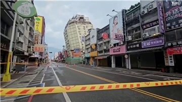 Straßen in Hualien sind abgesperrt, nachdem der Osten von Taiwan von einer Reihe von Erdbeben erschüttert wurde.