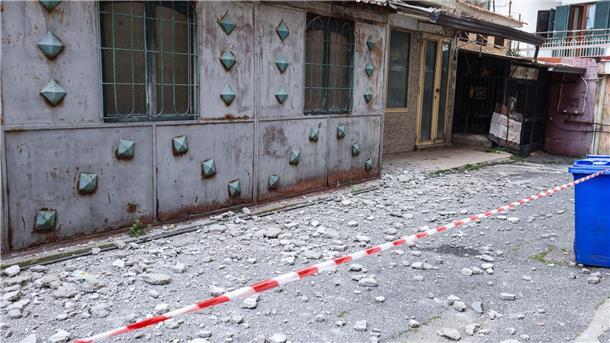 Erdbeben in Neapel: Häuser und Gefängnis evakuiert Straßen sind nach heftigen Erdstößen am Vortag noch gesperrt.