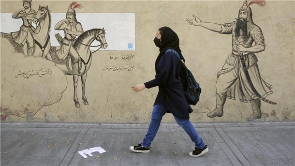 Baerbock: Brutale Unterdrückung im Iran geht weiter Straßenszene aus Teheran: Die Kopftuchpflicht wird seit Mitte April dieses Jahres strenger von der iranischen Polizei kontrolliert, dabei kommt auch Videoüberwachung zum Einsatz.