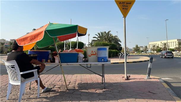 Hitze in Kuwait: Wenn das Leben draußen verschwindet Straßenverkäufer wie Ali Habib gibt es in Kuwait draußen wegen der Hitze kaum.