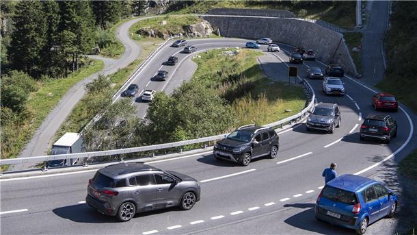 Schweizer Knöllchen werden auch in Deutschland vollstreckt Straßenverkehr in der Nähe des Gotthard-Straßentunnels in der Schweiz. Der neue Polizeivertrag regelt die grenzüberschreitende Zusammenarbeit auch bei der Verfolgung von Straßenverkehrsverstößen.