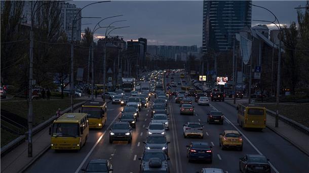 Bericht: CIA-Chef während russischer Angriffe in Kiew Straßenverkehr während eines Stromausfalls in Kiew.