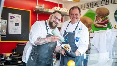 Eine Fisch-Streetfood-Parade zur Fischparty – das wär doch was Streetfood mit Fisch: Die Fischexperten vom Fischkochstudio Florian Neumann (links) und Ralf Harms und bereiten ihre kreativen Fischbrötchen zu.