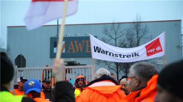 Warnstreiks in Nahverkehr und bei Müllentsorgung Streikende stehen vor dem Werkstor der AWB Abfallwirtschaftsbetriebe in Köln. Die Gewerkschaft Verdi setzt die Warnstreiks im öffentlichen Dienst in NRW fort.