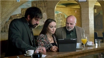 Stribor (Goran Bogdan, l), Olga (Kseniia Mishyna, M) und Vladimir (Darko Milas, r) bündeln ihre Kräfte.