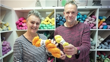 Strick-Designer Thorsten Duit auf Workshop-Besuch bei der Bremerhavener Wollfärberin Gabriele Sinzig-Freese.