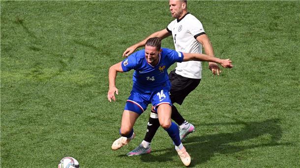 Nagelsmann schimpft: Regelverstoß vom Schiedsrichter Strittige Szene: Rabiot und Füllkrug im Zweikampf.