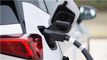 Stromer sind in der Regel teurer in der Anschaffung als Verbrenner - doch der Abstand schrumpft. (Archivbild)