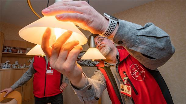 Der Stromspar-Check des Förderwerks Bremerhaven zu Besuch bei Beate Börsmann in Beverstedt. Andreas Schibgilla setzt eine neue LED-Lampe ein. 