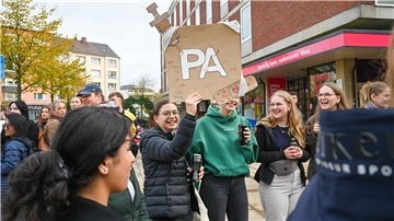 Neue Studenten werden von ihren älteren Mitstudenten abgeholt, hier Physician Assistant (PA).