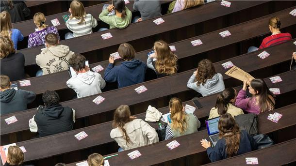 Studierendenzahlen weiter rückläufig Studenten im Audimax der Ludwig-Maximilians-Universität in München.