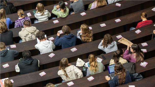 Nachfrage nach Studienkrediten weiter rückläufig Studenten nehmen an der Einführungveranstaltung im Audimax der Ludwig-Maximilians-Universität teil.