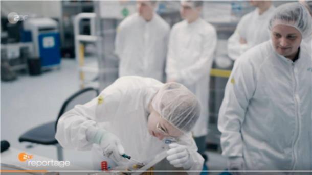 Studentin Emma Maurer arbeitet im Studium beim Raumfahrtunternehmen OHB in Bremen und stand damit in der ZDF-Reportage stellvertretend für die Wissenschaft und Zukunftsfähigkeit.