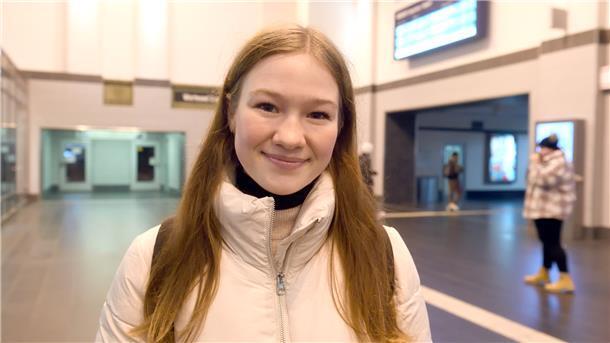 Busfahrer-Streik bringt viele Menschen in die Bedrouille Studentin Lia holt eine Freundin vom Zug ab, um gemeinsam zur Vorlesung zu laufen.