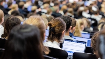 Studentinnen und Studenten sowie Azubis haben einer neuen Yougov-Umfrage zufolge im Schnitt ein höheres Stressempfinden als Arbeitnehmer, die ihre Ausbildung hinter sich haben.