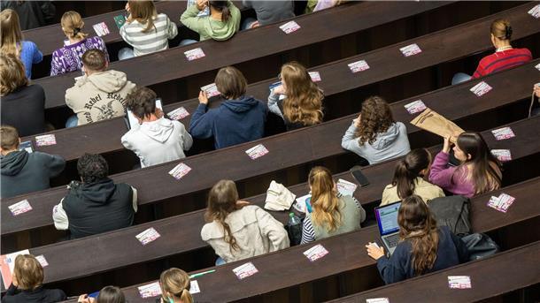 Monatliche Zinsbelastung bei Studienkredit fast verdreifacht Studierende im Audimax der Ludwig-Maximilians-Universität in München.