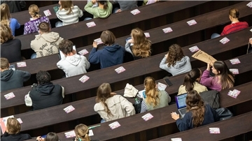 Studierende in der Ludwig-Maximilians-Universität in München. Der KfW-Zinssatz sinkt zum 1. April für neu abgeschlossene Verträge auf 7,51 Prozent.