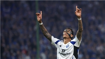 Stürmer Davie Selke ist mit dem HSV in die Bundesliga aufgestiegen.