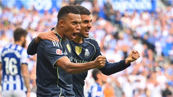 Stürmerstar Kylian Mbappé (l) war der Garant für den vierten Saisonsieg von Real Madrid.