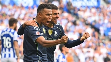 Stürmerstar Kylian Mbappé (l) war der Garant für den vierten Saisonsieg von Real Madrid.