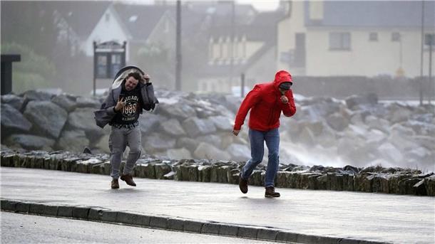 Sturmtief „Isha“ fegt über die britischen Inseln Stürmisches Wetter im irischen Salthill.