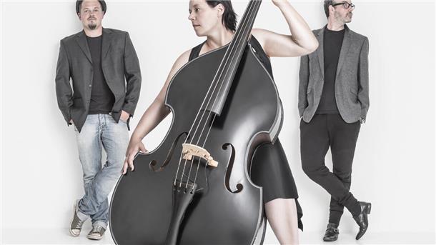 Kunst- und Kulturwochen in Butjadingen: Zum Start Flip-Flops und Hafenansichten Stufe 3 spielen im Rahmen der "Gezeiten" in der Konzertmuschel in Tossens.