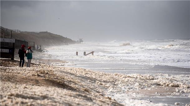 Sturmtief fegt über Deutschland – Verletzte und Fährausfälle Sturmflut vor Sylt. Das Wetter lockte auch Spaziergänger an die Nordsee.