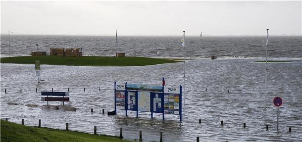Bei einer Sturmflut überschwemmt das Hochwasser den Strandbereich von Wremen.