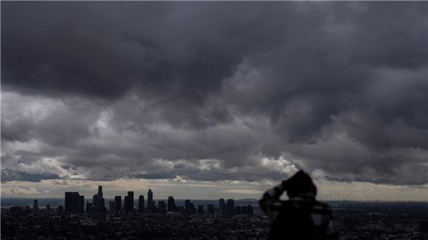 Wintersturm fegt über die USA - Ein Feuerwehrmann tot Sturmwolken über Los Angeles. Zum ersten Mal seit 1989 hat der Nationale Wetterdienst eine Schneesturmwarnung für die südkalifornischen Berge herausgegeben.