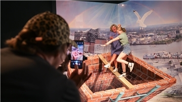 Sturz in die Tiefe? Im 3D-Trick-Art-Museum Hamburg sind die Kunstwerke so gemalt, dass sie erst mit einer Smartphone-Kamera dreidimensional wirken.