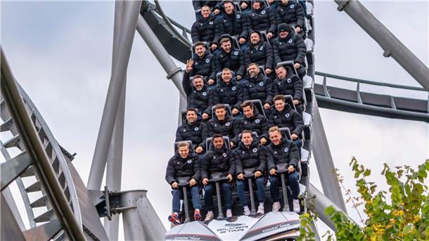 Barbarez eigentlich „kein Liebhaber“ von Achterbahnen Stuttgarts Ermedin Demirović hat sich die Achterbahnfahrt seines Teams von außen angeschaut.