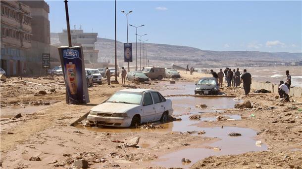 Überschwemmungen: „Katastrophale humanitäre Lage“ in Libyen Suchmannschaften durchkämmen die Stadt Darna auf der Suche nach Opfern.