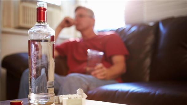 Ein Mann trinkt Alkohol