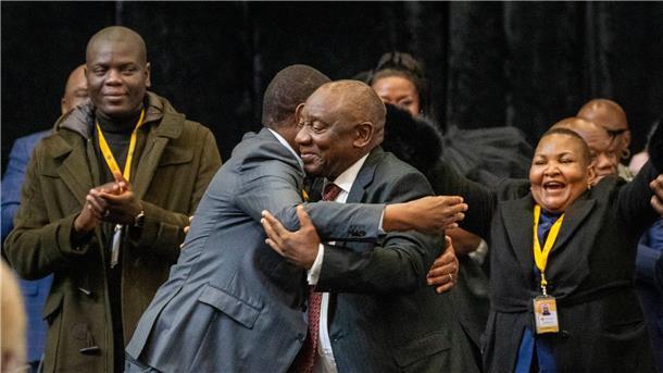 Südafrikas Präsident Ramaphosa für zweite Amtszeit bestätigt Südafrikas Präsident Cyril Ramaphosa ist von dem neu gewählten Parlament des Landes für eine zweite Amtszeit bestätigt worden.